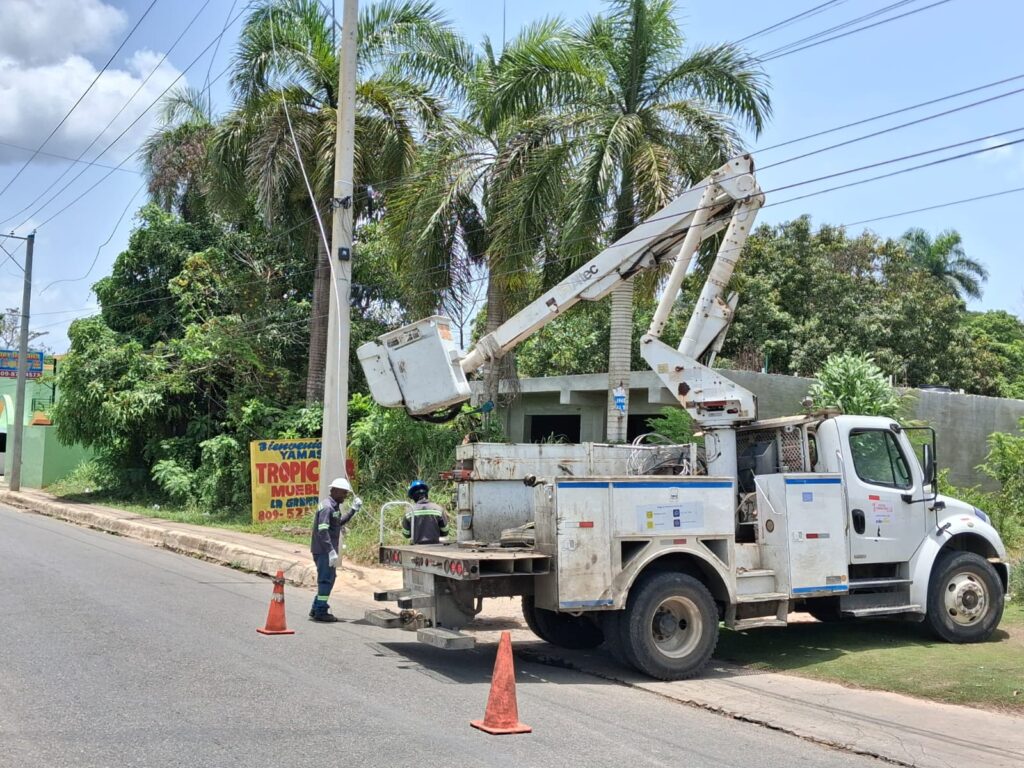 La Empresa Distribuidora de Electricidad del Este (EDEESTE) continúa desarrollando trabajos de construcción y adecuación de redes eléctricas en beneficio de distintas comunidades de los municipios de Yamasá y Peralvillo, con el propósito de mejorar la distribución de la energía y fortalecer la calidad del servicio.