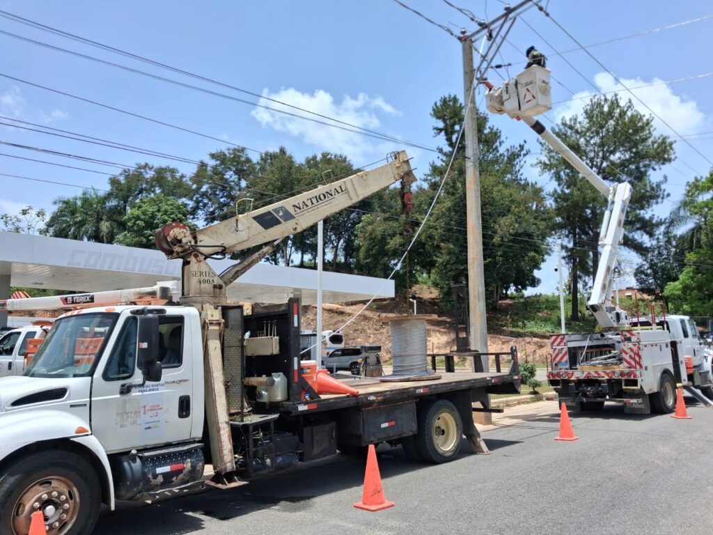 La Empresa Distribuidora de Electricidad del Este (EDEESTE) continúa desarrollando trabajos de construcción y adecuación de redes eléctricas en beneficio de distintas comunidades de los municipios de Yamasá y Peralvillo, con el propósito de mejorar la distribución de la energía y fortalecer la calidad del servicio.