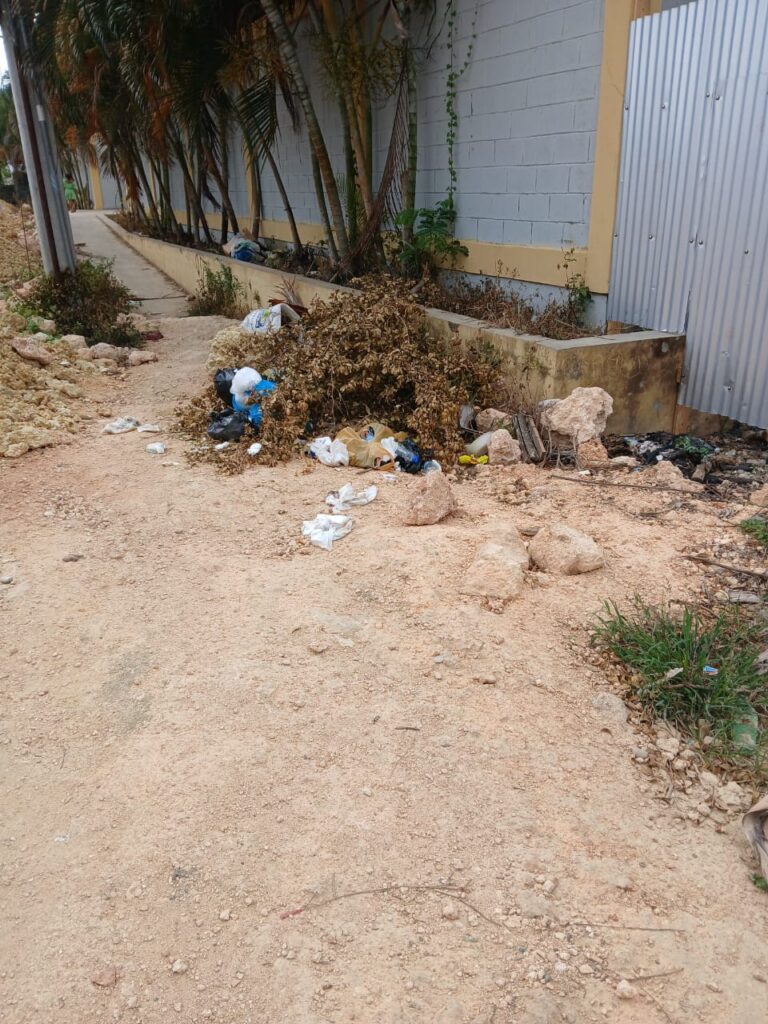 Denuncia insalubridad y escombros en escuela Maria Amada Ramirez Manoguayabo Hato Nuevo SDO