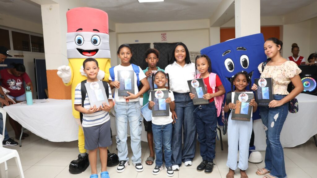 Como parte del programa “Regreso a Clases con Leyvi”, la diputada Leyvi Bautista dio inicio a una amplia jornada de entrega de útiles escolares, así como de tablets a estudiantes meritorios con promedios superiores a 90 puntos, con el propósito de apoyar a las familias del municipio Santo Domingo Oeste ante el inicio del nuevo año escolar.
