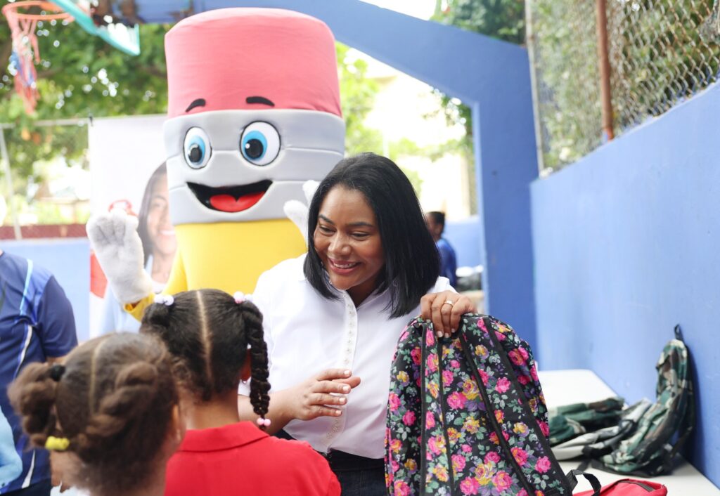 Como parte del programa “Regreso a Clases con Leyvi”, la diputada Leyvi Bautista dio inicio a una amplia jornada de entrega de útiles escolares, así como de tablets a estudiantes meritorios con promedios superiores a 90 puntos, con el propósito de apoyar a las familias del municipio Santo Domingo Oeste ante el inicio del nuevo año escolar.