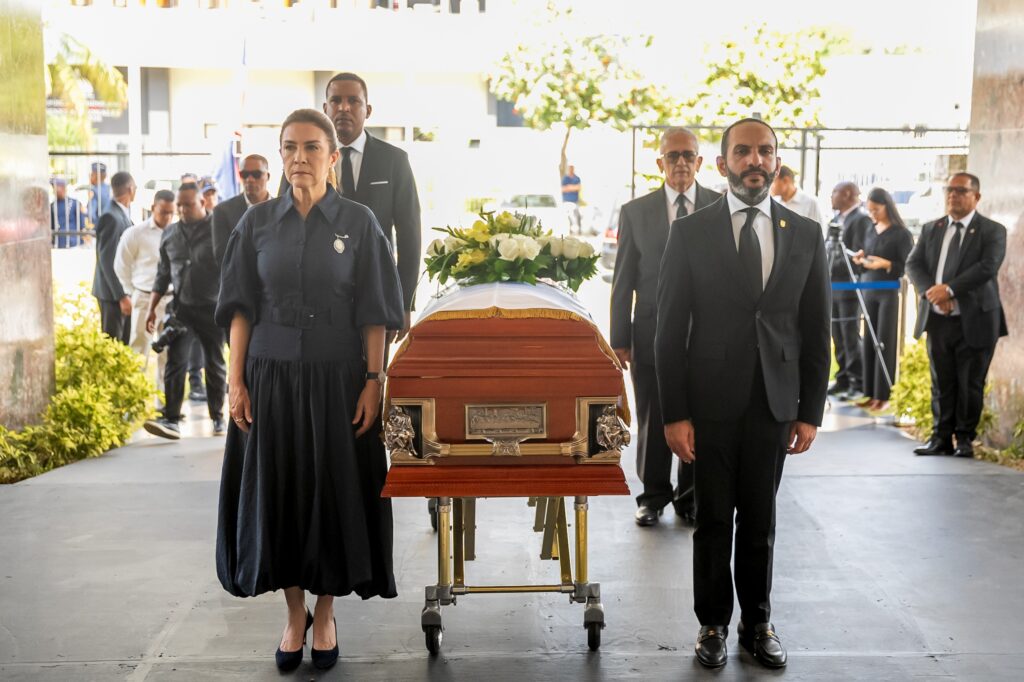  Carolina Mejía encabezó las honras fúnebres realizadas este martes por el Ayuntamiento del Distrito Nacional en el Palacio Municipal a Jorge Frías, quien se desempeñó como diputado y regidor.