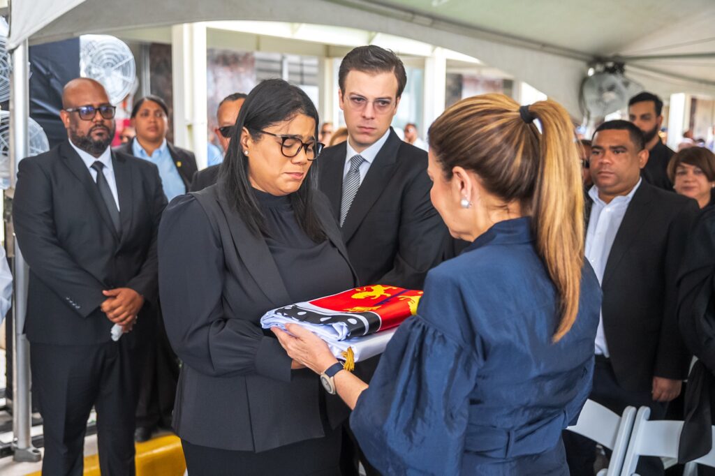  Carolina Mejía encabezó las honras fúnebres realizadas este martes por el Ayuntamiento del Distrito Nacional en el Palacio Municipal a Jorge Frías, quien se desempeñó como diputado y regidor.
