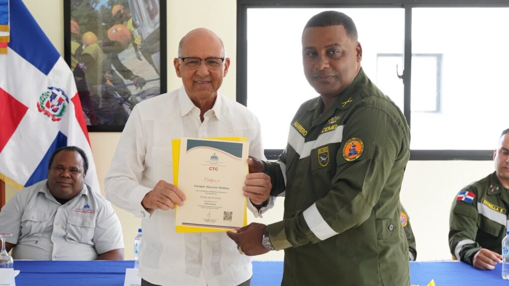 Los Centros Tecnológicos Comunitarios (CTC) certificaron a miembros del Cuerpo Especializado de Mitigación a Emergencias y Desastres (CEMED), del Ministerio de Defensa, tras completar un entrenamiento intensivo en pilotaje de drones para fortalecer la vigilancia y respuesta en zonas de riesgo.