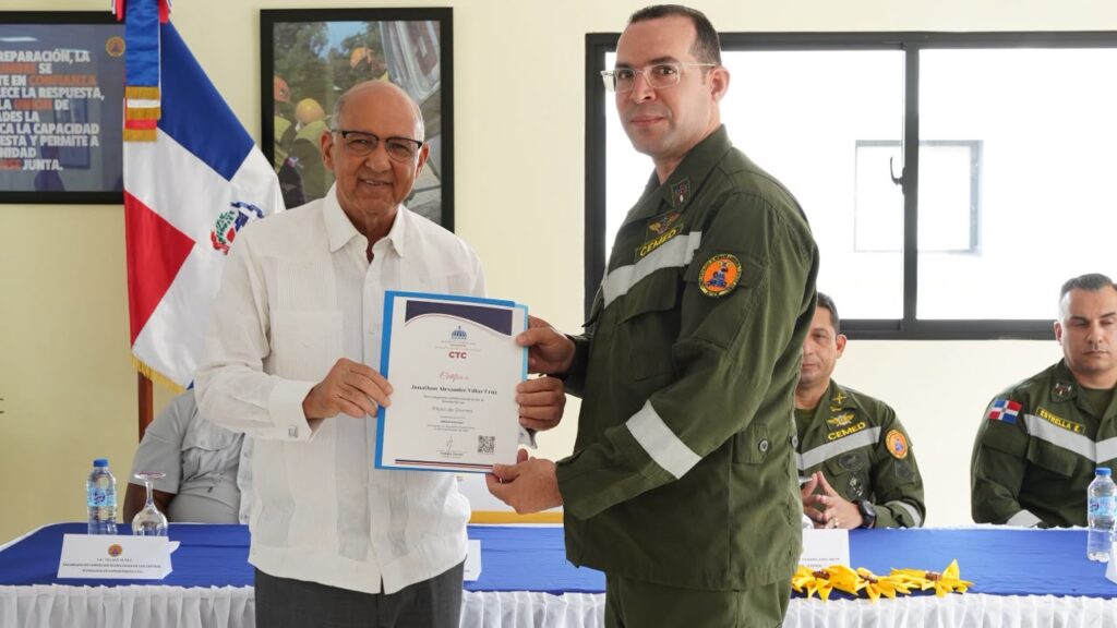Los Centros Tecnológicos Comunitarios (CTC) certificaron a miembros del Cuerpo Especializado de Mitigación a Emergencias y Desastres (CEMED), del Ministerio de Defensa, tras completar un entrenamiento intensivo en pilotaje de drones para fortalecer la vigilancia y respuesta en zonas de riesgo.