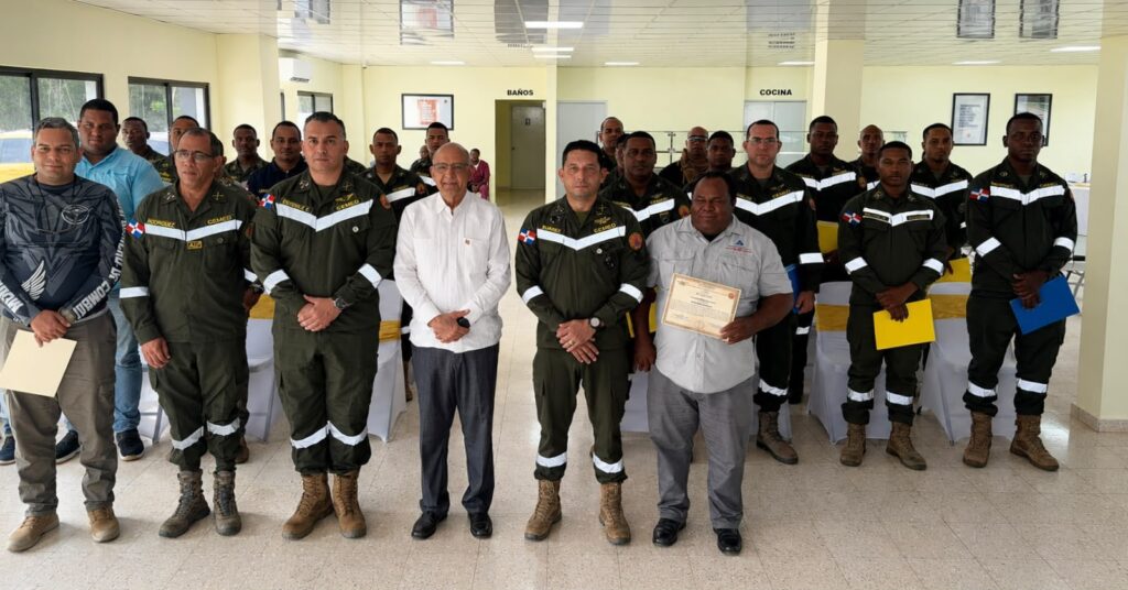 Los Centros Tecnológicos Comunitarios (CTC) certificaron a miembros del Cuerpo Especializado de Mitigación a Emergencias y Desastres (CEMED), del Ministerio de Defensa, tras completar un entrenamiento intensivo en pilotaje de drones para fortalecer la vigilancia y respuesta en zonas de riesgo.