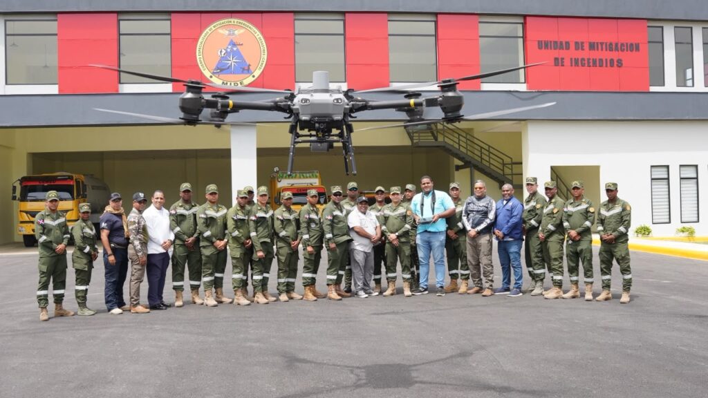 Los Centros Tecnológicos Comunitarios (CTC) certificaron a miembros del Cuerpo Especializado de Mitigación a Emergencias y Desastres (CEMED), del Ministerio de Defensa, tras completar un entrenamiento intensivo en pilotaje de drones para fortalecer la vigilancia y respuesta en zonas de riesgo.