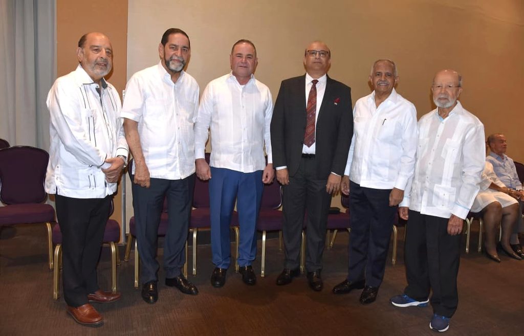 El ministro de Agricultura, Francisco Oliverio Espaillat, resaltó el papel de la Comisión Nacional del Cacao como espina dorsal de varias regiones del país, al encabezar el acto conmemorativo del 50 aniversario de esta institución.