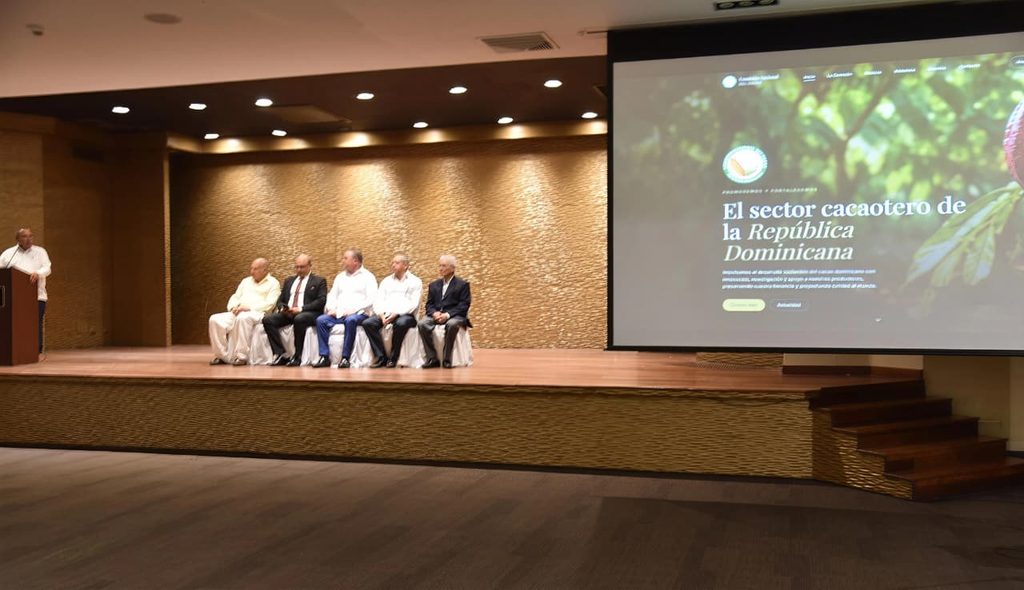 El ministro de Agricultura, Francisco Oliverio Espaillat, resaltó el papel de la Comisión Nacional del Cacao como espina dorsal de varias regiones del país, al encabezar el acto conmemorativo del 50 aniversario de esta institución.