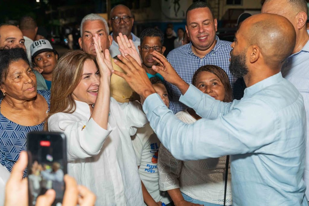Carolina Mejía llevó iluminación y seguridad a 59 calles del sector Los Jardines, como parte de la segunda etapa del programa Sectores Iluminados Más Seguros.