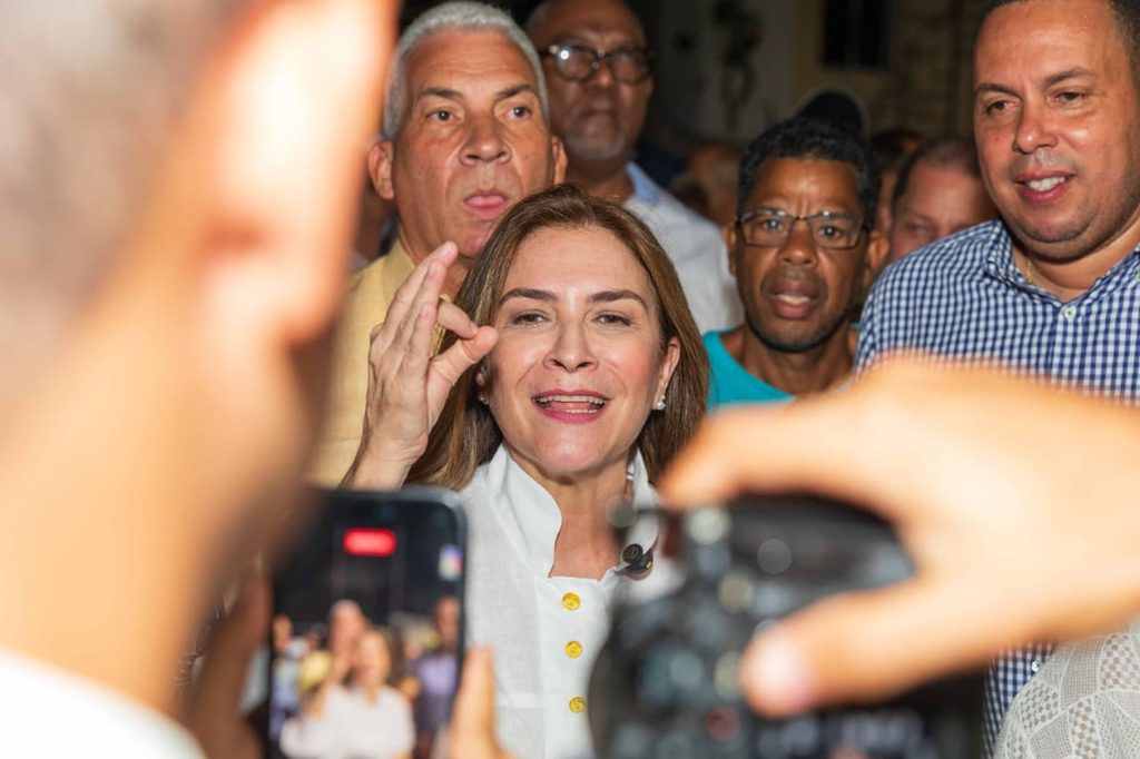 Carolina Mejía llevó iluminación y seguridad a 59 calles del sector Los Jardines, como parte de la segunda etapa del programa Sectores Iluminados Más Seguros.