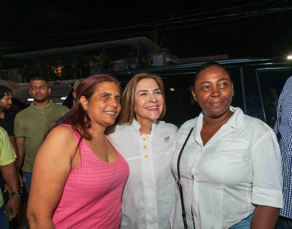 Carolina Mejía llevó iluminación y seguridad a 59 calles del sector Los Jardines, como parte de la segunda etapa del programa Sectores Iluminados Más Seguros.