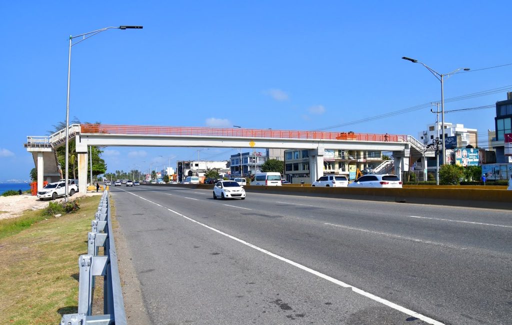 El Ministerio de Obras Públicas y Comunicaciones informó que a partir de la noche de este viernes 21 de agosto habrá cierre parcial al tránsito vehicular en la Autopista Las Américas, en ambos sentido de la parte de Expresa, con motivo de los trabajos que se realizan en esa importante vía.