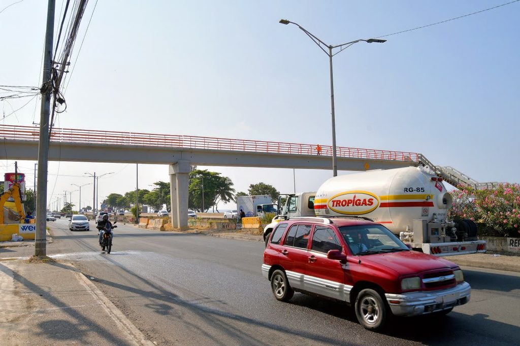 El Ministerio de Obras Públicas y Comunicaciones informó que a partir de la noche de este viernes 21 de agosto habrá cierre parcial al tránsito vehicular en la Autopista Las Américas, en ambos sentido de la parte de Expresa, con motivo de los trabajos que se realizan en esa importante vía.