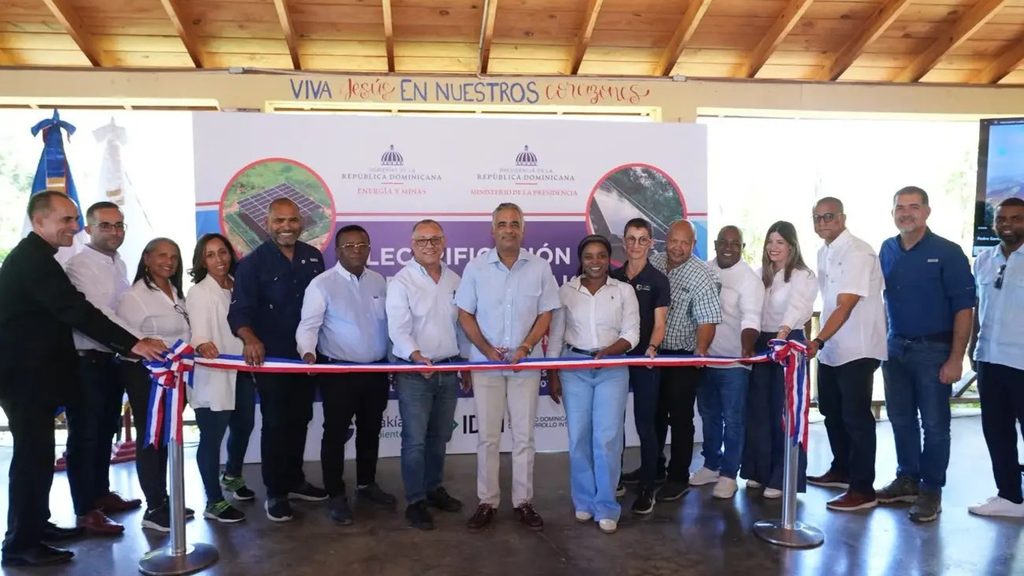 Un total de 111 viviendas y dos escuelas de ocho comunidades rurales ubicadas en las zonas montañosas de Pedro Santana cuentan desde ahora con electricidad mediante sistemas solares fotovoltaicos, como resultado de dos proyectos desarrollados por el Ministerio de Energía y Minas, con el apoyo del Ministerio de la Presidencia junto con el de Hacienda y Economía, así como de Guakía Ambiente y el Instituto Dominicano de Desarrollo Integral (IDDI).