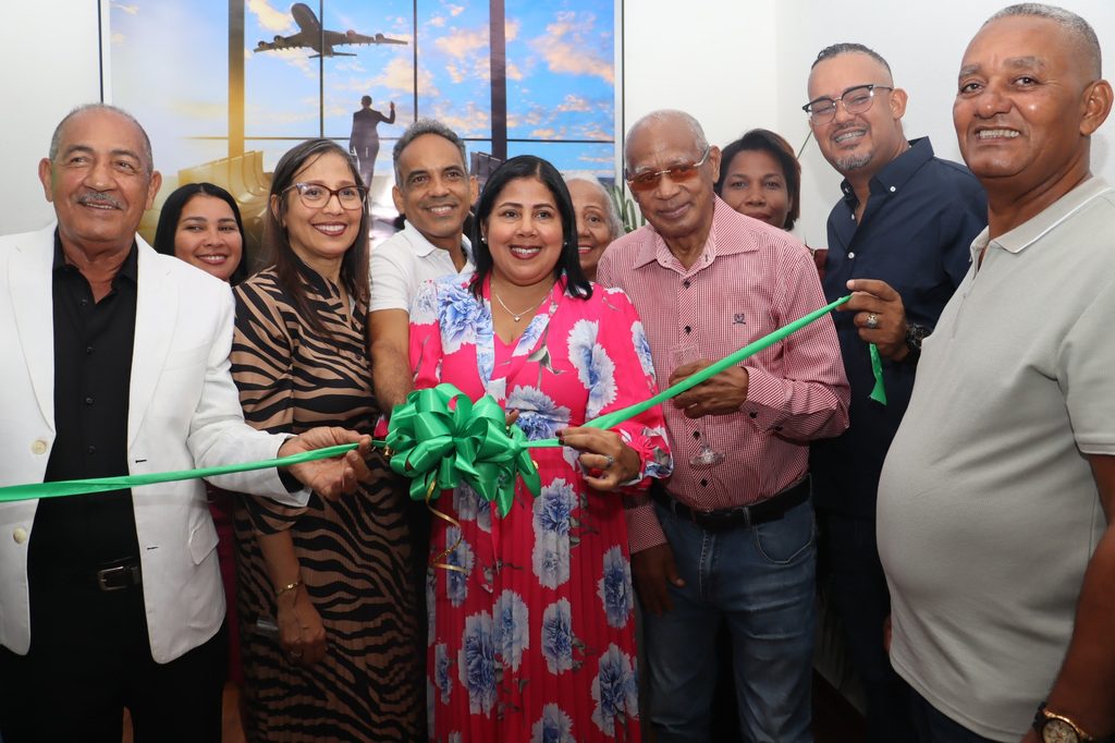 Con la presencia de destacadas personalidades de los ámbitos empresarial, comunicacional y político de Santo Domingo Oeste, así como familiares, amigos, relacionados y representantes de distintos sectores de la sociedad, fue inaugurada la oficina comercial de Tonina Tours, agencia de viajes que amplía su propuesta de servicios con asesoría migratoria y consular.