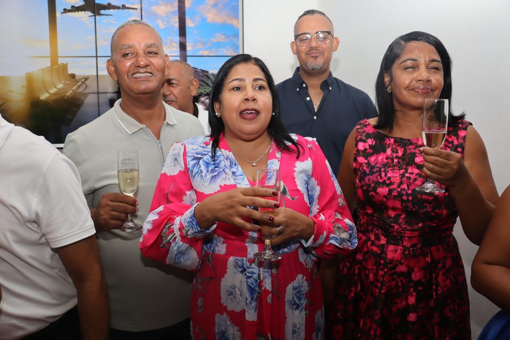 Con la presencia de destacadas personalidades de los ámbitos empresarial, comunicacional y político de Santo Domingo Oeste, así como familiares, amigos, relacionados y representantes de distintos sectores de la sociedad, fue inaugurada la oficina comercial de Tonina Tours, agencia de viajes que amplía su propuesta de servicios con asesoría migratoria y consular.