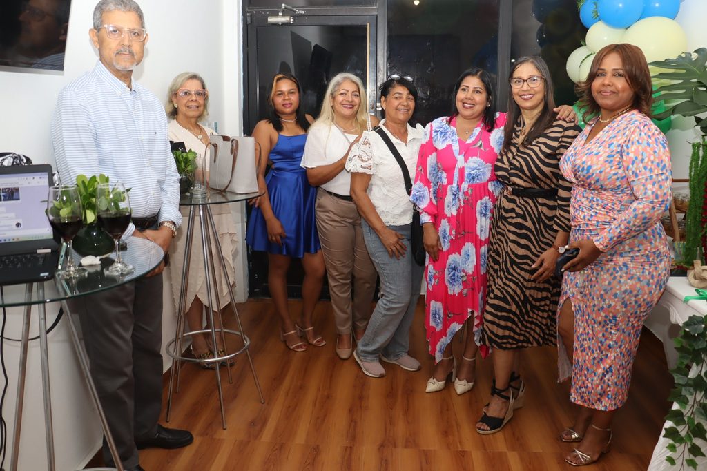 Con la presencia de destacadas personalidades de los ámbitos empresarial, comunicacional y político de Santo Domingo Oeste, así como familiares, amigos, relacionados y representantes de distintos sectores de la sociedad, fue inaugurada la oficina comercial de Tonina Tours, agencia de viajes que amplía su propuesta de servicios con asesoría migratoria y consular.