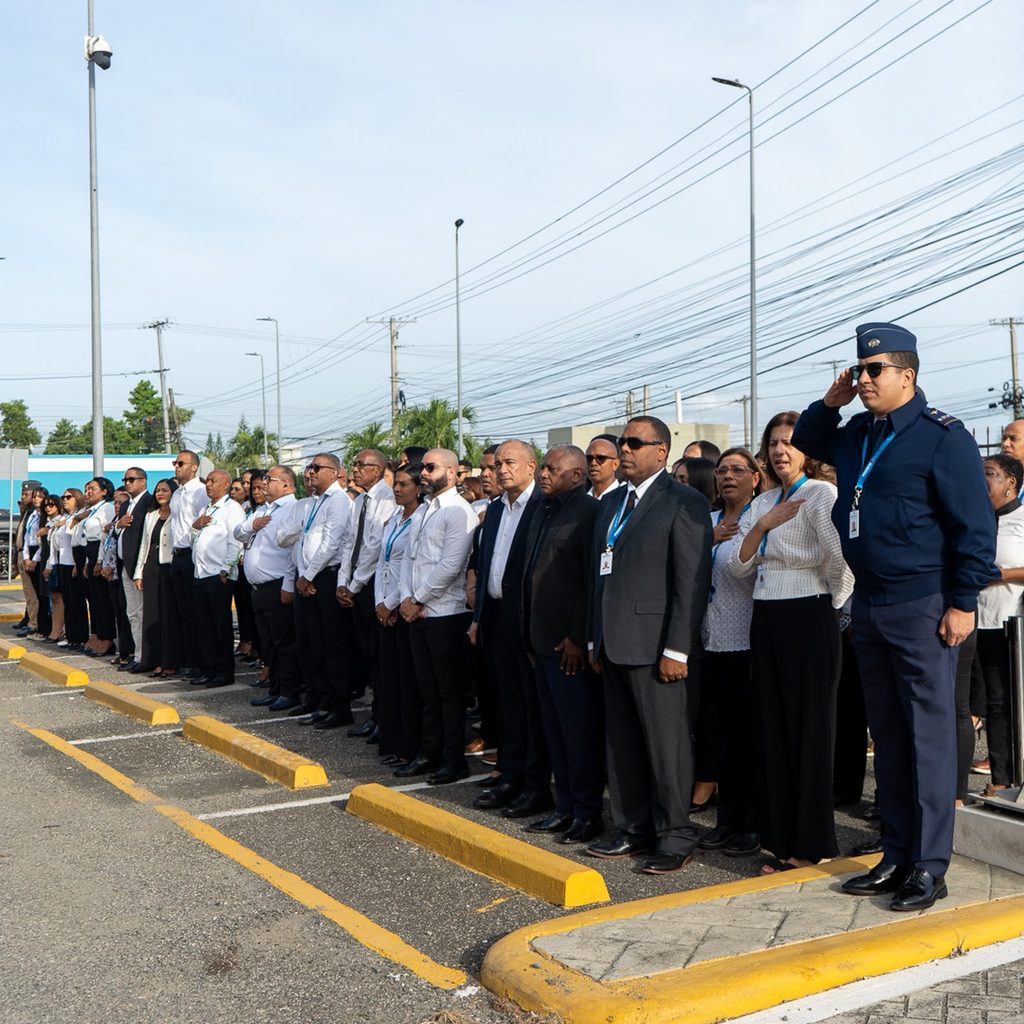 El Programa de Medicamentos Esenciales y Central de Logística Médica (PROMESE/CAL) conmemoró su 42 aniversario de servicio a la ciudadanía dominicana con un acto solemne de izamiento de la bandera nacional en la explanada frontal de la institución.