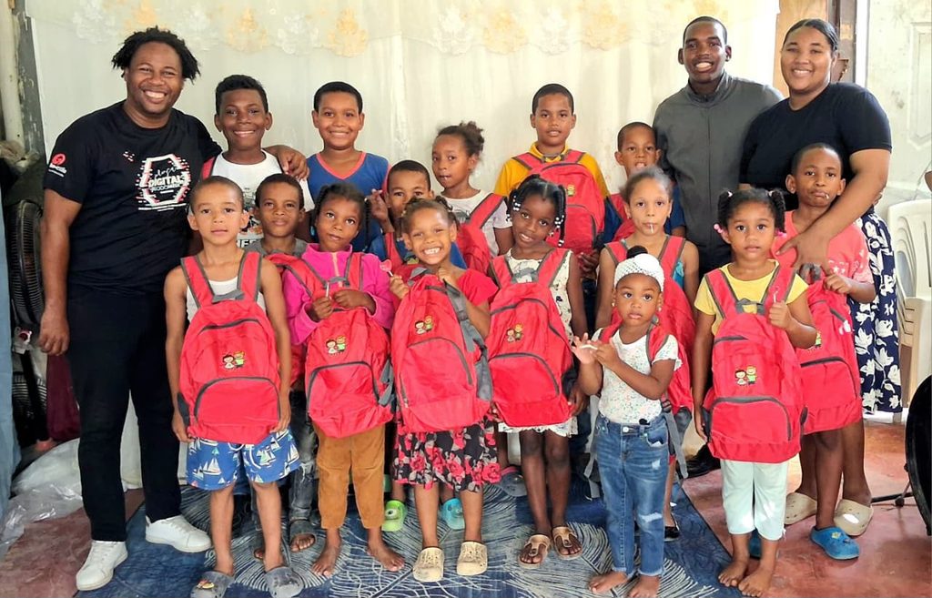 República Dominicana.– La Fundación Fox Farlen realizó una jornada de entrega de útiles escolares dirigida a niños y familias de escasos recursos de la comunidad de Yaguasa, en Santo Domingo Norte, contando con la participación de la Sociedad Dominicana de Medios Digitales (SODOMEDI).