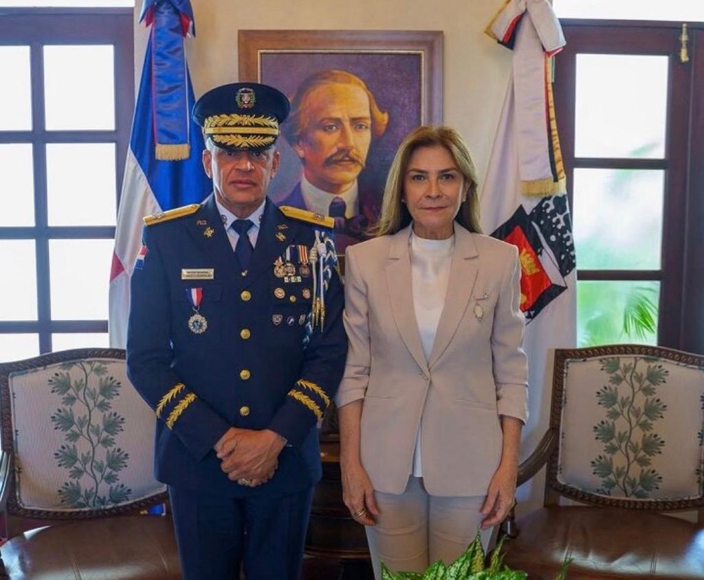 La Policía Nacional y la Alcaldía del Distrito Nacional coordinaron nuevas acciones de cooperación para fortalecer la seguridad ciudadana, reforzar la prevención del delito y ampliar la implementación del nuevo modelo de patrullaje policial en los distintos sectores de la capital.