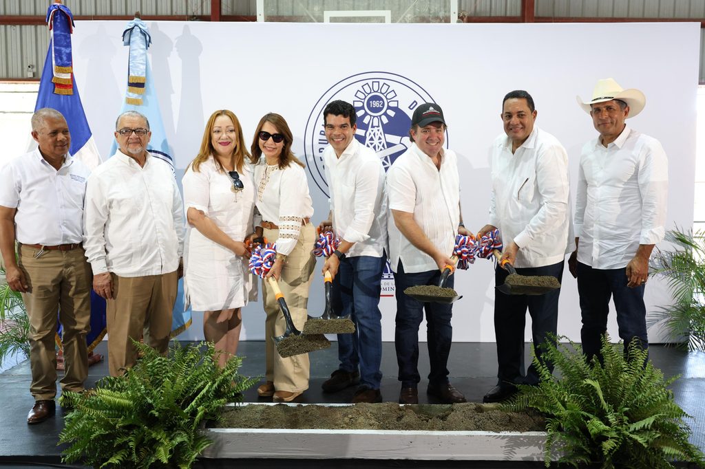 El director ejecutivo del Instituto Nacional de Aguas Potables y Alcantarillados (INAPA), Wellington Arnaud, dio el primer palazo para la ampliación del alcantarillado sanitario de Luperón, provincia Puerto Plata, garantizando salud y bienestar en este municipio costero.
