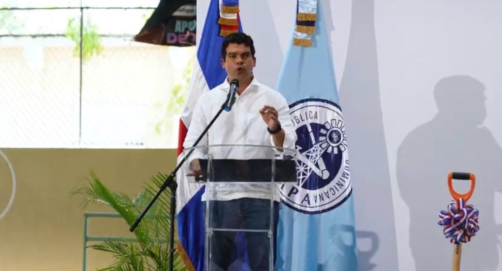 El director ejecutivo del Instituto Nacional de Aguas Potables y Alcantarillados (INAPA), Wellington Arnaud, dio el primer palazo para la ampliación del alcantarillado sanitario de Luperón, provincia Puerto Plata, garantizando salud y bienestar en este municipio costero.