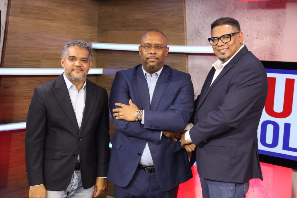 La televisión dominicana suma desde este lunes 31 de agosto una nueva propuesta dedicada al análisis del acontecer político nacional e internacional con el estreno de “Juego Político”, espacio conducido por los periodistas Melvinson Almánzar y Joel Suero.