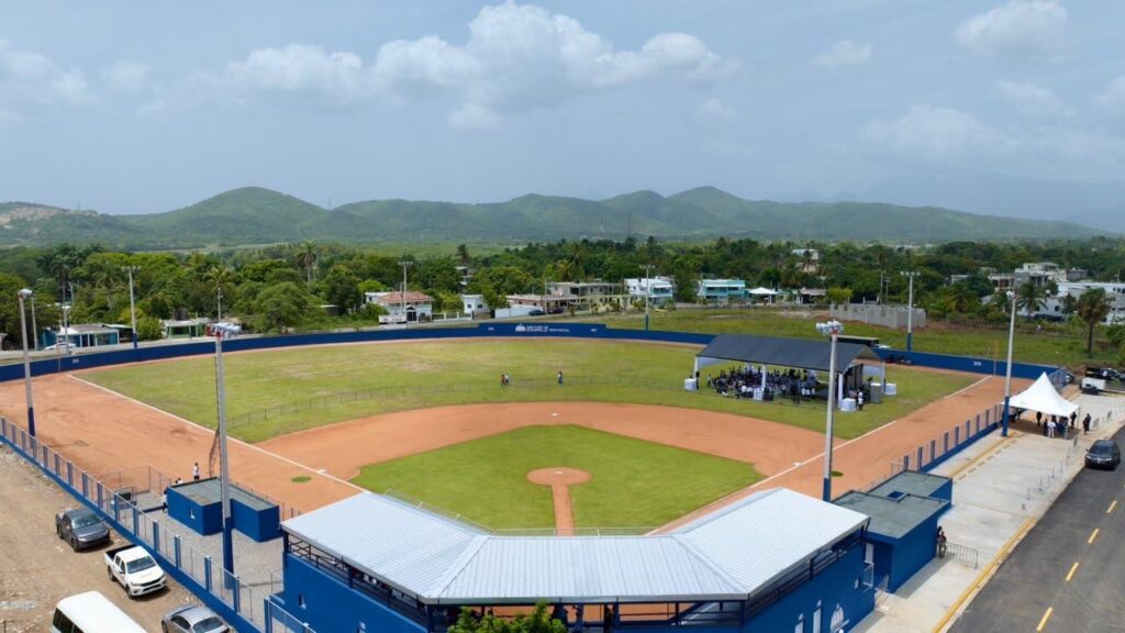  El presidente de la República, Luis Abinader, encabezó la inauguración del campo de béisbol Nelson Mateo, en el distrito municipal de Pizarrete, provincia Peravia, una obra que pone fin a una espera de 26 años de la comunidad por contar con una instalación deportiva digna y moderna para sus niños y jóvenes.