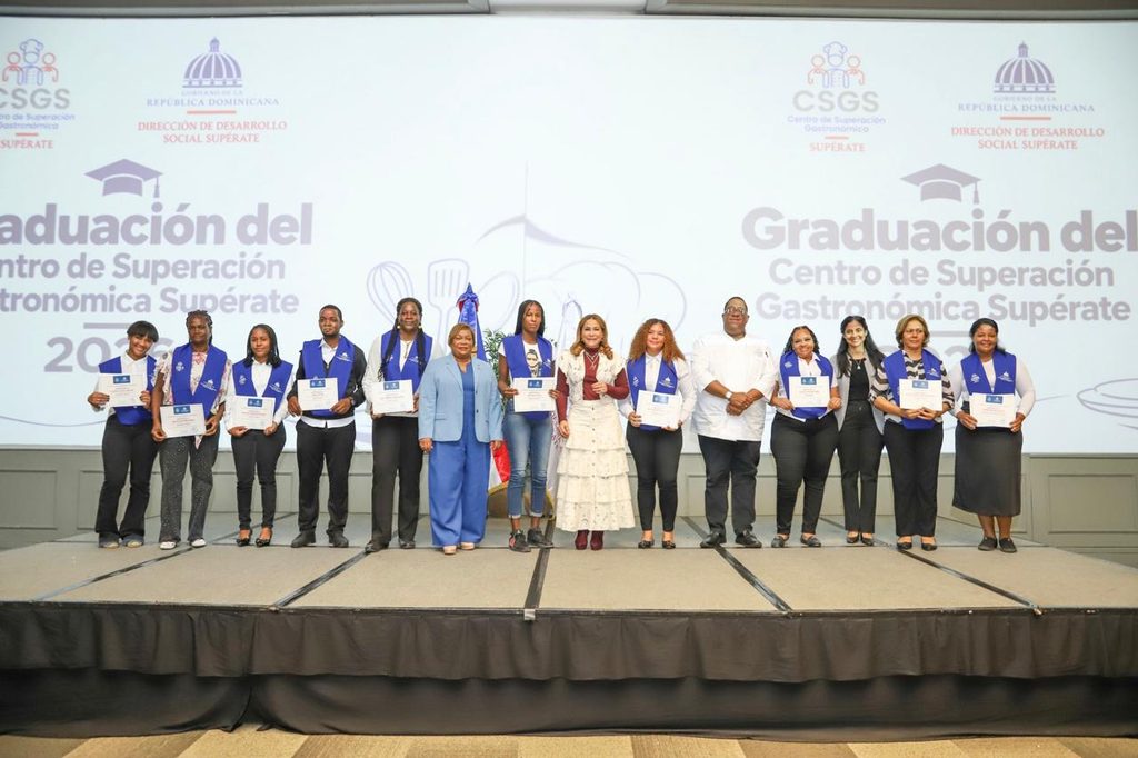 La Dirección de Desarrollo Social Supérate realizó la graduación de 333 estudiantes del Centro de Superación Gastronómica Supérate de Los Botados, Boca Chica, quienes culminaron satisfactoriamente su proceso de formación como parte de las acciones orientadas al desarrollo de competencias para ampliar sus oportunidades de empleo y emprendimiento.
