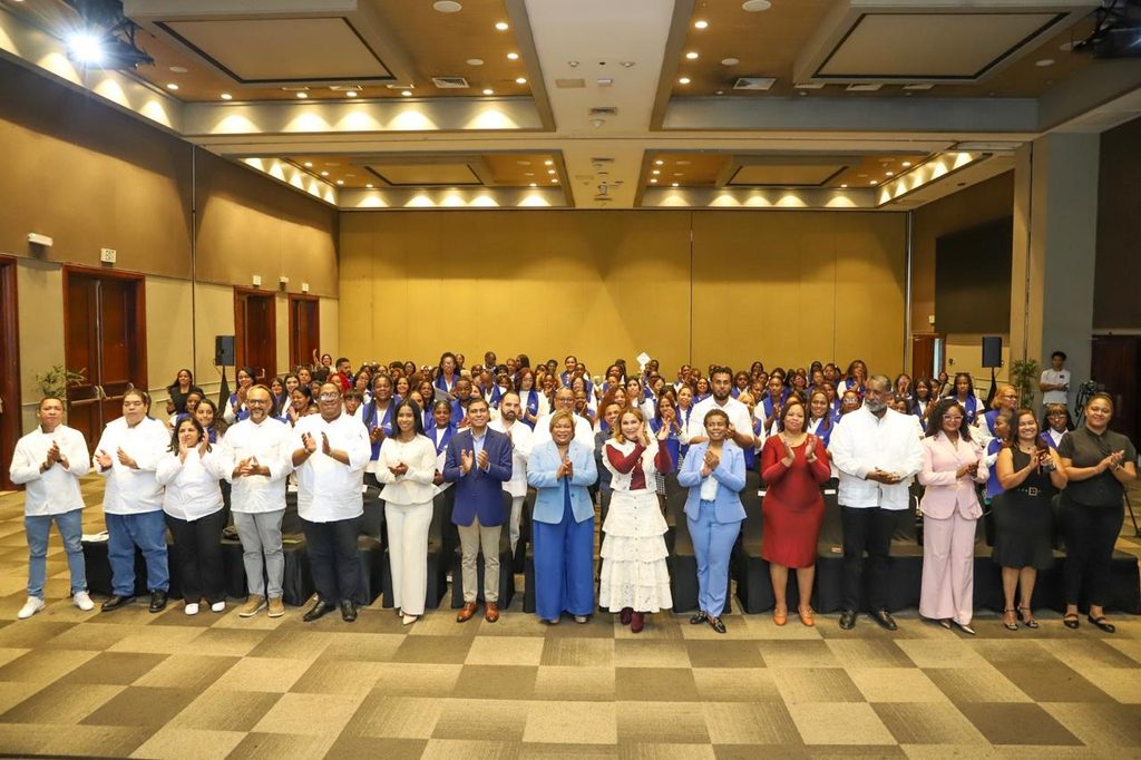 La Dirección de Desarrollo Social Supérate realizó la graduación de 333 estudiantes del Centro de Superación Gastronómica Supérate de Los Botados, Boca Chica, quienes culminaron satisfactoriamente su proceso de formación como parte de las acciones orientadas al desarrollo de competencias para ampliar sus oportunidades de empleo y emprendimiento.