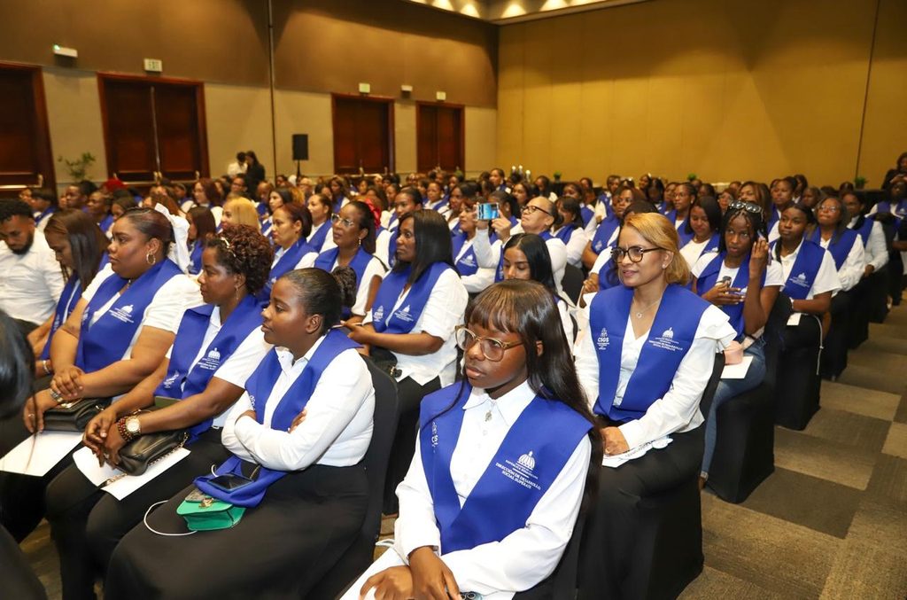 La Dirección de Desarrollo Social Supérate realizó la graduación de 333 estudiantes del Centro de Superación Gastronómica Supérate de Los Botados, Boca Chica, quienes culminaron satisfactoriamente su proceso de formación como parte de las acciones orientadas al desarrollo de competencias para ampliar sus oportunidades de empleo y emprendimiento.