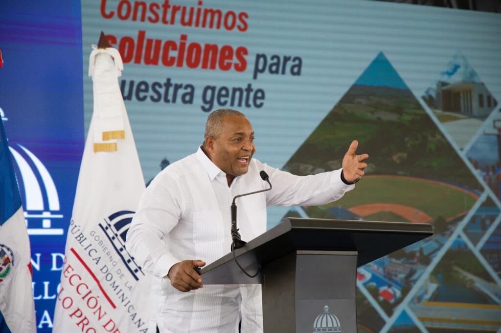  El presidente de la República, Luis Abinader, encabezó la inauguración del campo de béisbol Nelson Mateo, en el distrito municipal de Pizarrete, provincia Peravia, una obra que pone fin a una espera de 26 años de la comunidad por contar con una instalación deportiva digna y moderna para sus niños y jóvenes.