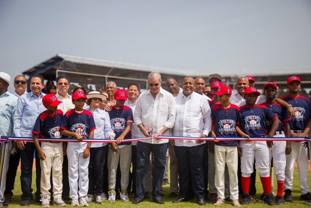  El presidente de la República, Luis Abinader, encabezó la inauguración del campo de béisbol Nelson Mateo, en el distrito municipal de Pizarrete, provincia Peravia, una obra que pone fin a una espera de 26 años de la comunidad por contar con una instalación deportiva digna y moderna para sus niños y jóvenes.
