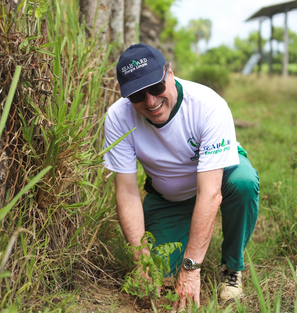 Como parte de sus iniciativas de responsabilidad ambiental y compromiso con el desarrollo sostenible, Seaboard Energía Limpia realizó su Jornada de Reforestación 2026, en la comunidad de Copey, municipio de Maimón, provincia Monseñor Nouel, donde fueron plantados 750 árboles de la especie cedro.