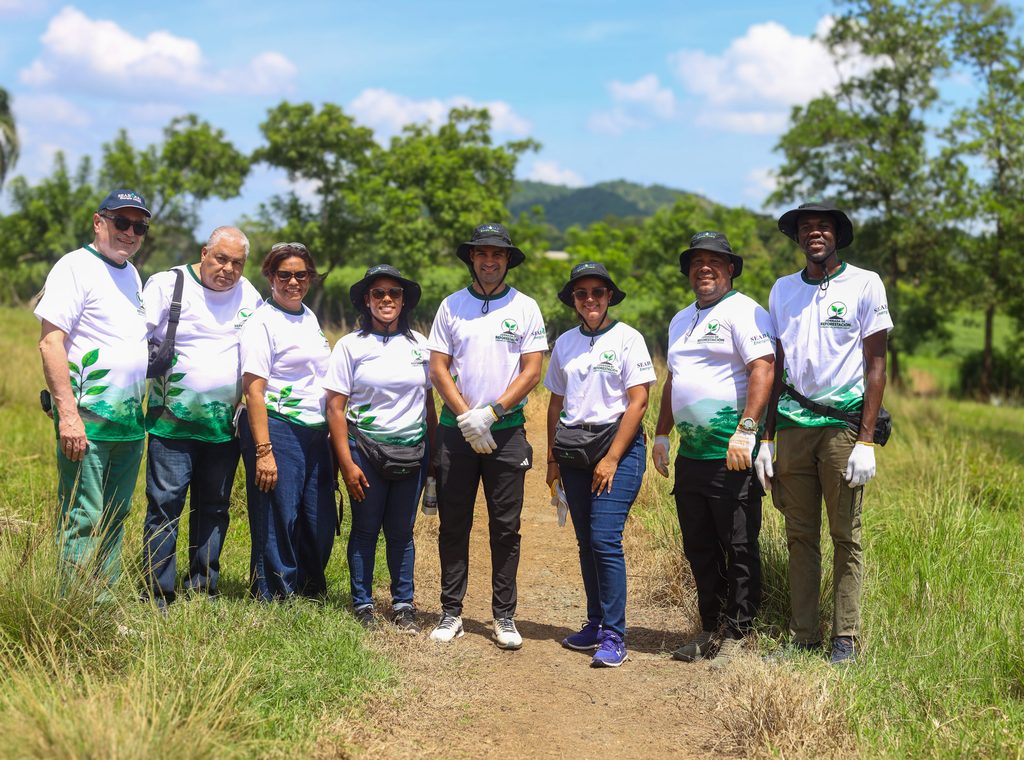 Como parte de sus iniciativas de responsabilidad ambiental y compromiso con el desarrollo sostenible, Seaboard Energía Limpia realizó su Jornada de Reforestación 2026, en la comunidad de Copey, municipio de Maimón, provincia Monseñor Nouel, donde fueron plantados 750 árboles de la especie cedro.