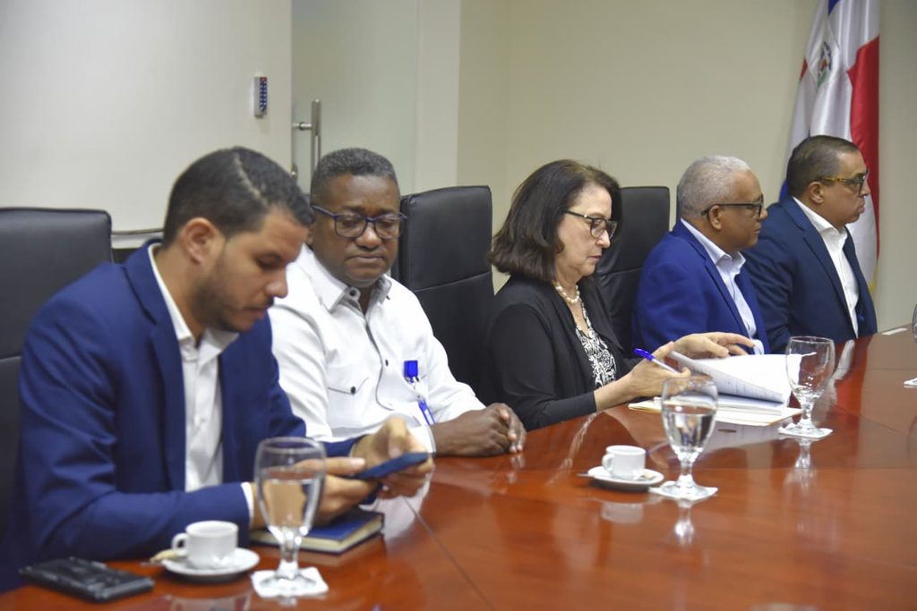 El director general de Jubilaciones y Pensiones, Juan Rosa, llamó a los servidores del Ministerio de Agricultura que se encuentran en proceso de pensión a completar los trámites correspondientes para regularizar su situación, con especial énfasis en 115 trabajadores que ya han sido favorecidos mediante decretos de pensión y deben concluir el procedimiento para su inclusión formal en la nómina de jubilados.