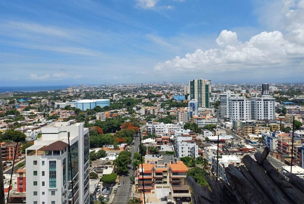  La Asociación de Constructores de Santo Domingo Este (ACOSDE) valoró la importancia de continuar impulsando mejores condiciones salariales y de vida para los trabajadores de la construcción, al tiempo que manifestó su preocupación por el impacto que los recientes ajustes salariales podrían generar sobre los costos de construcción y, consecuentemente, sobre el precio final de las viviendas.