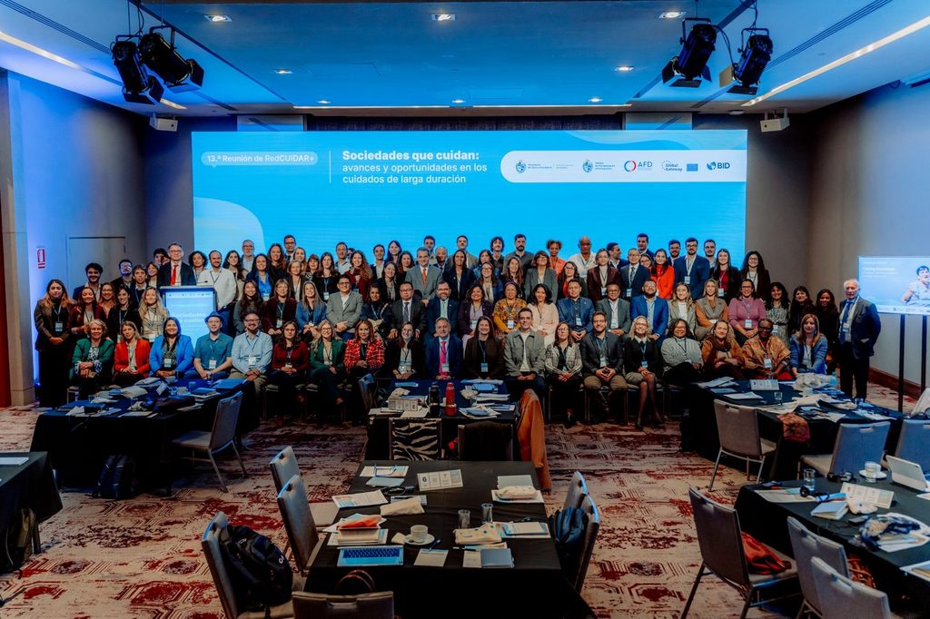 La directora general de Desarrollo Social Supérate, Mayra Jiménez, participa en la 13.ª Reunión de la Red de Políticas de Cuidados de Larga Duración en América Latina y el Caribe (RedCUIDAR+) en Montevideo, Uruguay, con el objetivo de intercambiar experiencias frente a los desafíos sociales y demográficos que plantean el envejecimiento de la población, las transformaciones de las estructuras familiares y el incremento de la demanda de cuidados.
