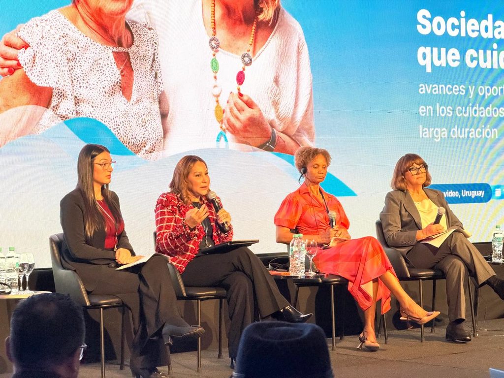 La directora general de Desarrollo Social Supérate, Mayra Jiménez, participa en la 13.ª Reunión de la Red de Políticas de Cuidados de Larga Duración en América Latina y el Caribe (RedCUIDAR+) en Montevideo, Uruguay, con el objetivo de intercambiar experiencias frente a los desafíos sociales y demográficos que plantean el envejecimiento de la población, las transformaciones de las estructuras familiares y el incremento de la demanda de cuidados.