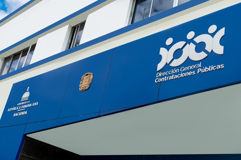 La Dirección General de Contrataciones Públicas (DGCP) dispuso la suspensión de oficio y con carácter cautelar del Registro de Proveedores del Estado (RPE) de cuatro empresas, tras identificar la existencia de posibles vínculos societarios, comerciales y familiares con personas y sociedades bajo investigación del Ministerio Público por presuntos delitos contra la Administración pública.