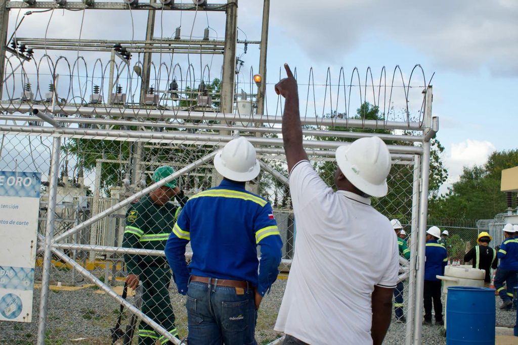La intervención realizada por la Empresa Distribuidora de Electricidad del Este (EDEEste) en la subestación de Quisqueya ya comienza a ser valorada por residentes y autoridades de la zona, quienes reconocen una mejoría en el servicio eléctrico tras la instalación de un nuevo transformador que aumentó la capacidad disponible para 4,544 familias.