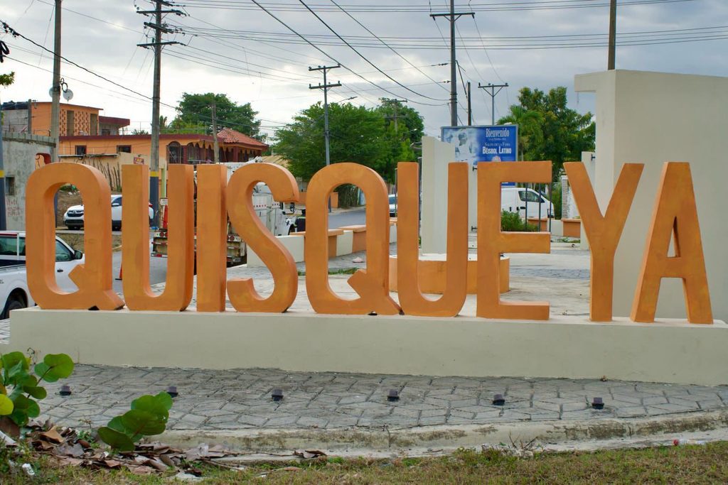 La intervención realizada por la Empresa Distribuidora de Electricidad del Este (EDEEste) en la subestación de Quisqueya ya comienza a ser valorada por residentes y autoridades de la zona, quienes reconocen una mejoría en el servicio eléctrico tras la instalación de un nuevo transformador que aumentó la capacidad disponible para 4,544 familias.
