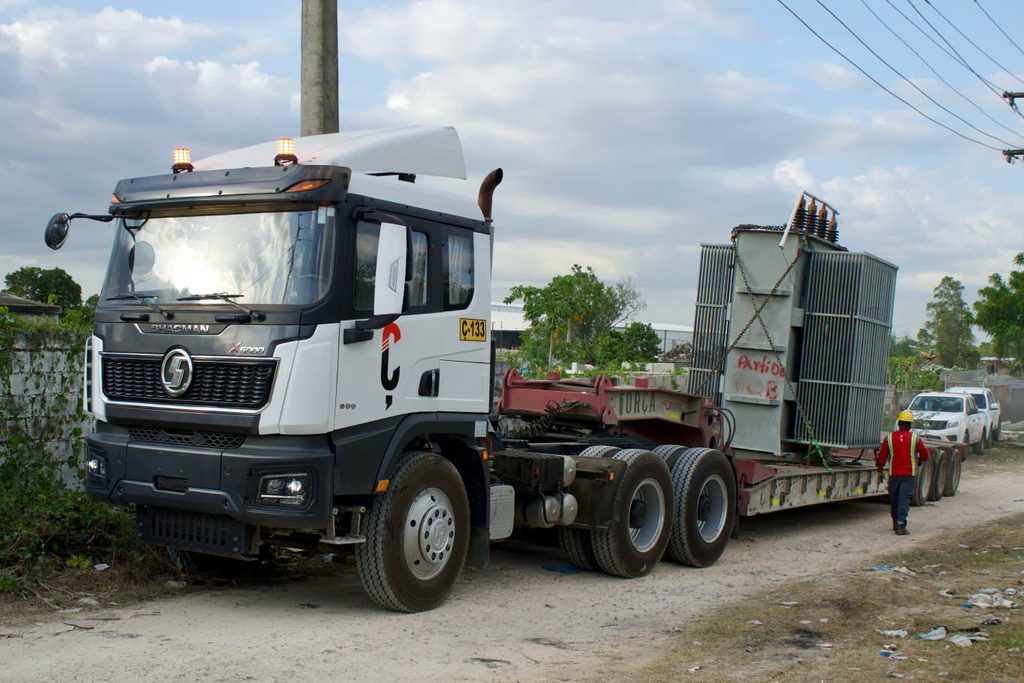 La intervención realizada por la Empresa Distribuidora de Electricidad del Este (EDEEste) en la subestación de Quisqueya ya comienza a ser valorada por residentes y autoridades de la zona, quienes reconocen una mejoría en el servicio eléctrico tras la instalación de un nuevo transformador que aumentó la capacidad disponible para 4,544 familias.