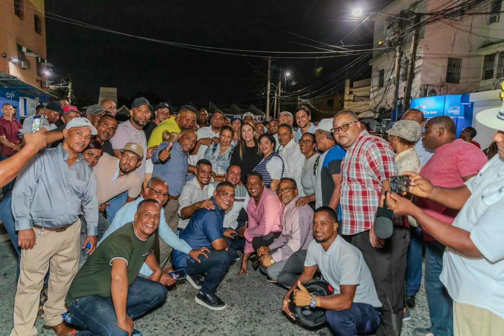 La alcaldesa del Distrito Nacional y aspirante presidencial, Carolina Mejía, mejoró la seguridad en Cristo Rey, al entregar instaladas 356 luminarias LED en 37 calles del sector.