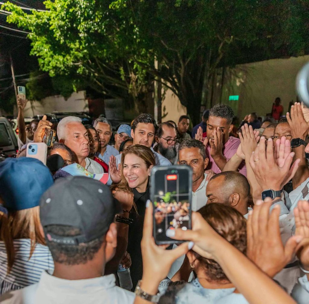 La alcaldesa del Distrito Nacional y aspirante presidencial, Carolina Mejía, mejoró la seguridad en Cristo Rey, al entregar instaladas 356 luminarias LED en 37 calles del sector.