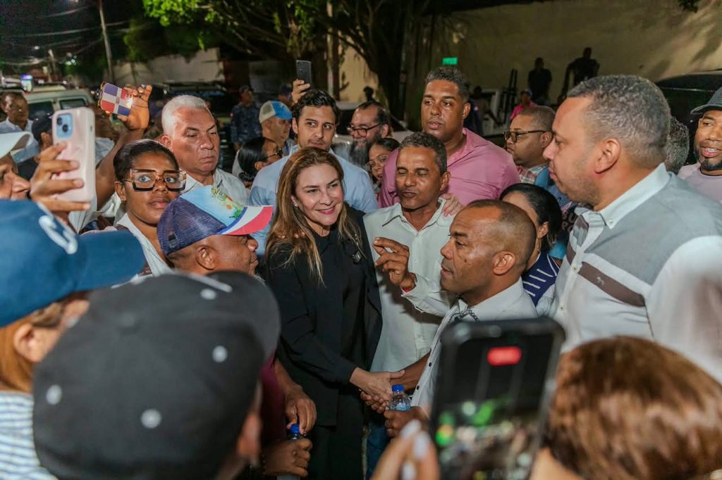 La alcaldesa del Distrito Nacional y aspirante presidencial, Carolina Mejía, mejoró la seguridad en Cristo Rey, al entregar instaladas 356 luminarias LED en 37 calles del sector.
