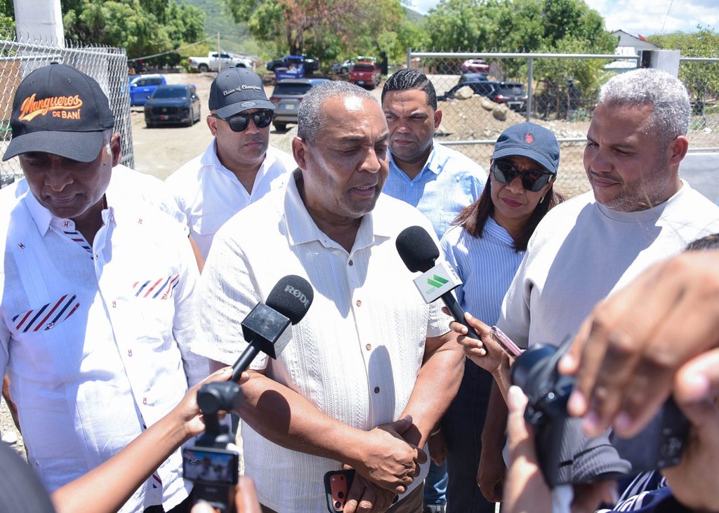 La Dirección Provincial realizó una jornada de supervisión en distintos puntos de la provincia Peravia, encabezada por su director, José Andújar, junto al senador Julito Fulcar y autoridades locales, con el propósito de constatar el desarrollo de los proyectos deportivos en la demarcación y dar seguimiento a las acciones encaminadas a garantizar su culminación y posterior entrega.