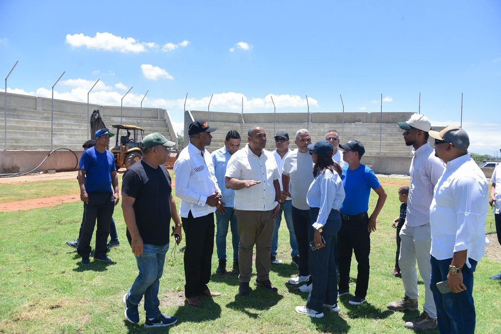 La Dirección Provincial realizó una jornada de supervisión en distintos puntos de la provincia Peravia, encabezada por su director, José Andújar, junto al senador Julito Fulcar y autoridades locales, con el propósito de constatar el desarrollo de los proyectos deportivos en la demarcación y dar seguimiento a las acciones encaminadas a garantizar su culminación y posterior entrega.