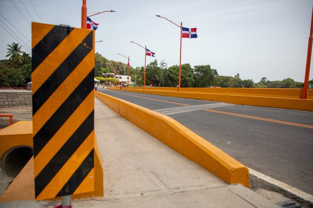 Tras más de cuatro décadas de espera y como parte del compromiso del Gobierno de fortalecer la infraestructura vial y mejorar la conectividad, el presidente Luis Abinader encabezó este sábado la inauguración del puente Los Hierros, en Baní, provincia Peravia, una obra que amplía las alternativas de acceso hacia el municipio y contribuirá al desarrollo económico y social de las comunidades de la zona.